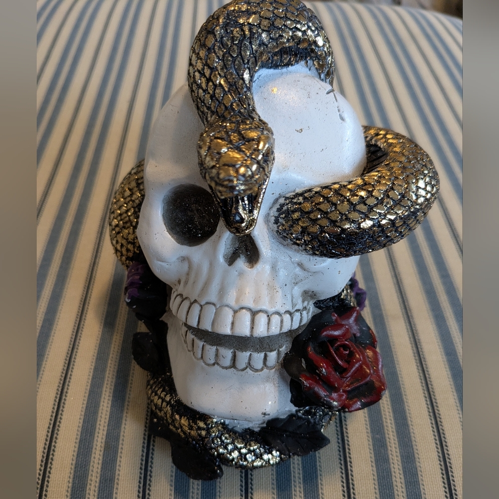 NWT! Halloween Skull Figurine